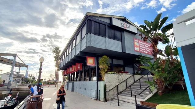 R/10 Social House storefront